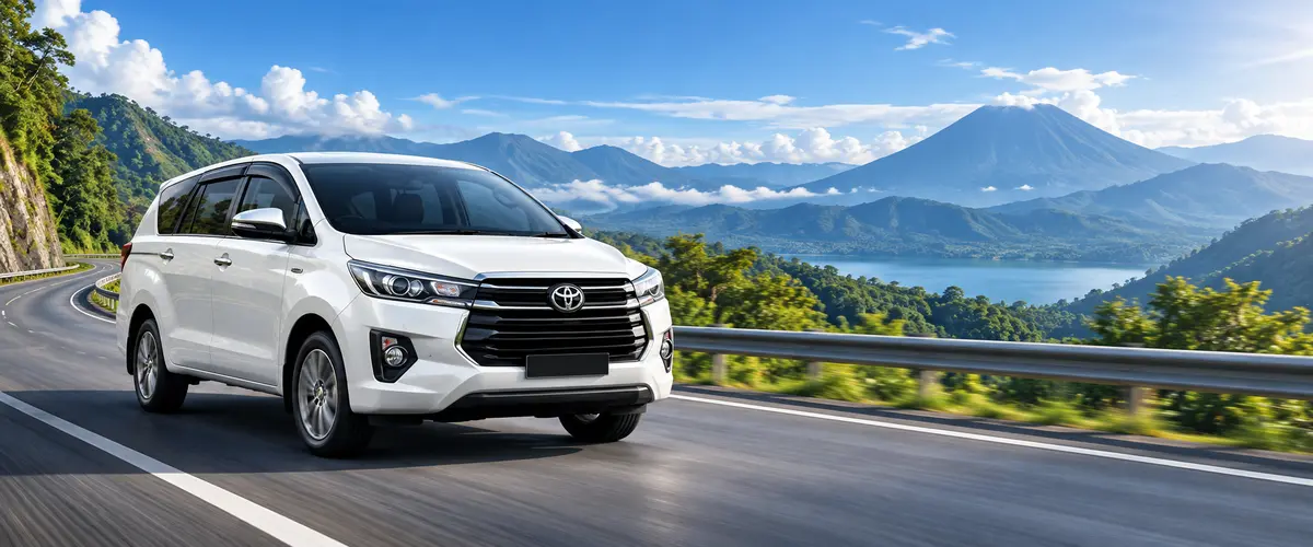 Toyota Innova di jalan pegunungan